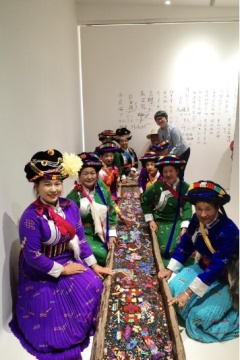 她美术馆首展艺术家罗明君艺术创作。
