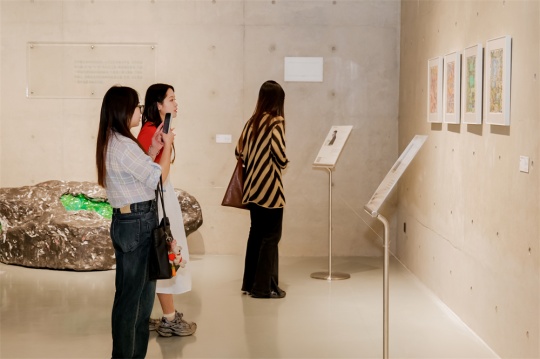 “循环・生息志”艺术展盛大开幕 —— 艺术大咖齐聚咸宁梓有集，共话艺科智创未来！