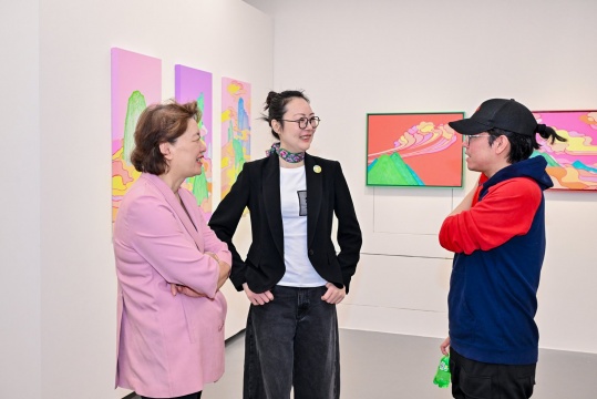 画廊创始人 柔强女士（左一）
