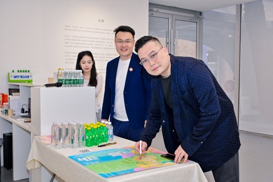 北京巅峰广艺餐饮管理有限公司的法定代表人及执行董事

北京巅峰广艺画室创始人，校长 王越先生
