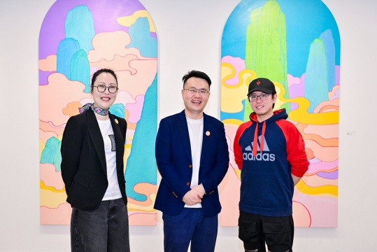 青年策展人 谢天（右）
