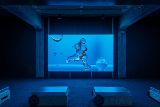 宇宙万物，《奔流永续》，4K视频，3分钟循环播放，2020。受现代汽车委托创作。
