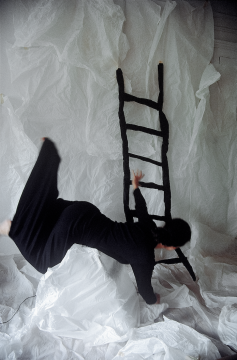 劳拉·托拉多,《梯子》,1999年。RC彩色摄影,190 × 125厘米。图片由藏家内娜·冯·斯塔姆惠允。
劳拉·托拉多,《梯子》,1999年。RC彩色摄影,190 × 125厘米。图片由藏家内娜·冯·斯塔姆惠允。