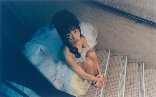 陈謇,《梅艳芳 - 歌之女CD集》,1995年。艺术微喷,65.24 × 95.7厘米。美术指导:陈謇;摄影:何耀燊。图片由艺术家提供。
陈謇,《梅艳芳 - 歌之女CD集》,1995年。艺术微喷,65.24 × 95.7厘米。美术指导:陈謇;摄影:何耀燊。图片由艺术家提供。