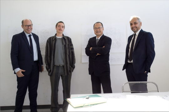 从左至右: 法国驻华大使馆文化教育合作参赞艾文鸿(Florent AYDALOT),法国艺术家罗伊·科恩克(Roy Köhnke),蔡冠 深基金会主席蔡冠深博士、巴黎东京宫总裁纪尧姆·德桑热(Guillaume Désange)
 
           从左至右: 法国驻华大使馆文化教育合作参赞艾文鸿(Florent AYDALOT),法国艺术家罗伊·科恩克(Roy Köhnke),蔡冠 深基金会主席蔡冠深博士、巴黎东京宫总裁纪尧姆·德桑热(Guillaume Désange)