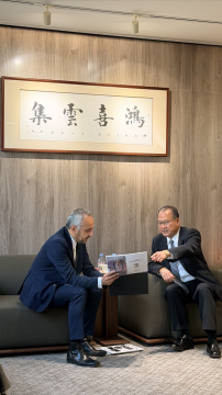 巴黎东京宫总裁纪尧姆·德桑热(Guillaume Désange)和蔡冠深博士会谈
  巴黎东京宫总裁纪尧姆·德桑热(Guillaume Désange)和蔡冠深博士会谈