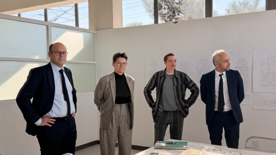 从左至右: 法国驻华大使馆文化教育合作参赞艾文鸿(Florent AYDALOT),法国艺术家罗伊·科恩克(Roy Köhnke),蔡冠 深基金会主席蔡冠深博士、巴黎东京宫总裁纪尧姆·德桑热(Guillaume Désange)
 
           从左至右: 法国驻华大使馆文化教育合作参赞艾文鸿(Florent AYDALOT),法国艺术家罗伊·科恩克(Roy Köhnke),蔡冠 深基金会主席蔡冠深博士、巴黎东京宫总裁纪尧姆·德桑热(Guillaume Désange)