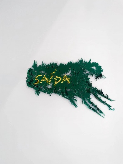 黄美婷 《Saida(出口)》 50×35×7cm
镜面亚克力、二极管灯泡、电源 2025
作品图由艺术家提供
 黄美婷 《Saida(出口)》 50×35×7cm
镜面亚克力、二极管灯泡、电源 2025
作品图由艺术家提供