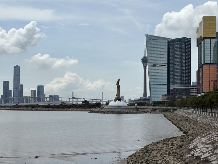 观音像正对着博彩酒店美高梅
摄影:罗颖
 观音像正对着博彩酒店美高梅
摄影:罗颖