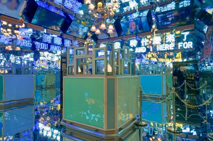 宋冬 《非问非答》 尺寸可变 参与性装置
边检柜台、吊灯、霓虹灯、牌匾、电视、护照牌等综合媒材 2025
澳门艺术博物馆展览现场
摄影:王程琛
 
 宋冬 《非问非答》 尺寸可变 参与性装置
边检柜台、吊灯、霓虹灯、牌匾、电视、护照牌等综合媒材 2025
澳门艺术博物馆展览现场
摄影:王程琛