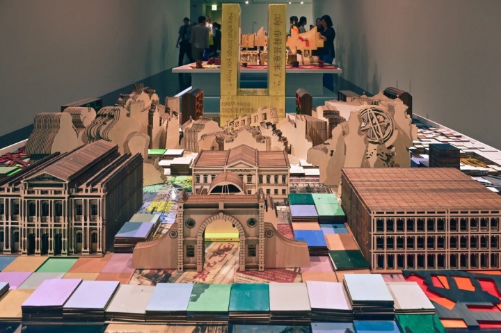 薛峰 《两个澳门》(局部) 244×244×6cm×4 装置 2025
澳门艺术博物馆展览现场
摄影:王程琛
 薛峰 《两个澳门》(局部) 244×244×6cm×4 装置 2025
澳门艺术博物馆展览现场
摄影:王程琛