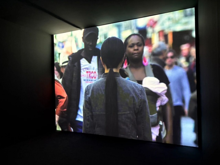 金守子(韩国)《针女,巴黎》 25' 循环无声 影像 2009
澳门艺术博物馆展览现场
摄影:罗颖
 
 金守子(韩国)《针女,巴黎》 25' 循环无声 影像 2009
澳门艺术博物馆展览现场
摄影:罗颖