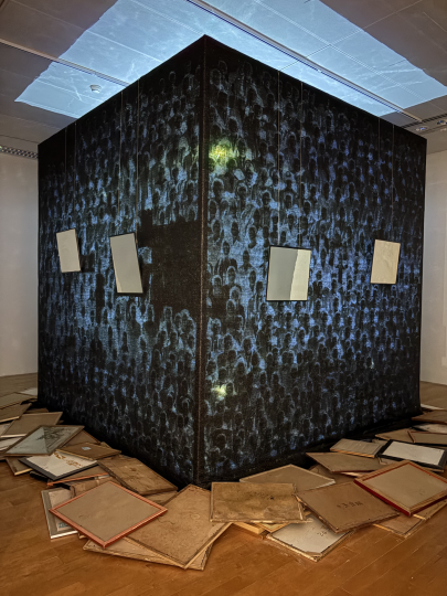 毛同强 《负片·辨识》 尺寸可变 影像装置 2025
澳门艺术博物馆展览现场
摄影:罗颖
 
 毛同强 《负片·辨识》 尺寸可变 影像装置 2025
澳门艺术博物馆展览现场
摄影:罗颖