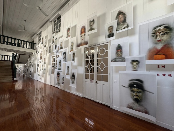 安·汉密尔顿 《借来之手》 装置
图片、木雕、 声音、综合材料 2025
摄影:罗颖
 安·汉密尔顿 《借来之手》 装置
图片、木雕、 声音、综合材料 2025
摄影:罗颖