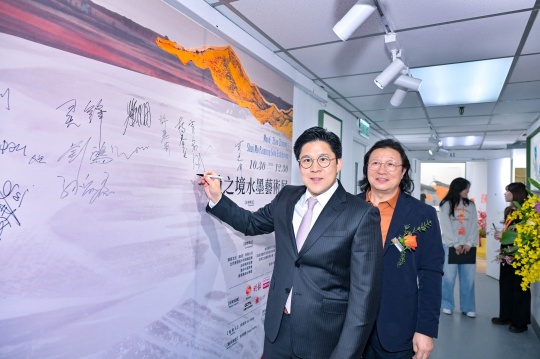 霍启刚主席到场参观展览
霍启刚主席到场参观展览