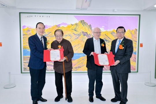 嘉宾向中国国际水墨学会名誉主席颁发聘书
嘉宾向中国国际水墨学会名誉主席颁发聘书