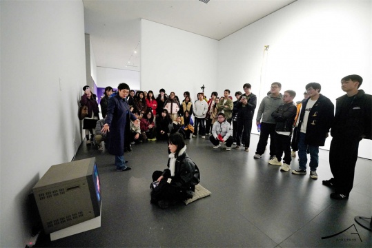 观众在《温度的频响》作品前
