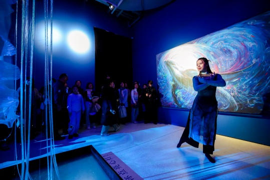 中国儿童中心舞蹈艺术中心的老师们呈现即兴舞蹈表演
