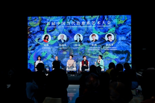 论坛现场：主持人及嘉宾（从左至右）：花间集联合创始人毛秀、远毅资本合伙人杨瑞荣、东方美好MCN创始人杜涵、达罗捷国际学校代表&嘉杉嘉华教育品牌创始人彭爽、北京益行者公益基金会联合发起人&常务副理事长史兆苓
