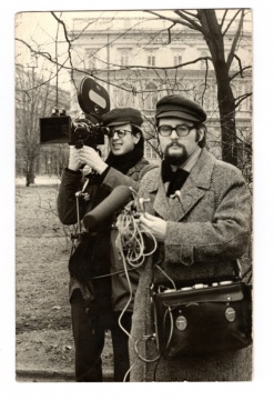 安杰伊·克里莫夫斯基在华沙学习使用录像机拍摄视频
