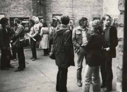 1980年，安杰伊·克里莫夫斯基在波兰波兹南Wielka 19画廊展览开幕式，右一为克里莫夫斯基，右三为波兰海报学派传奇人物扬·莱尼卡

 
