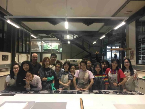 2019年，克里莫夫斯基主持RCA白城校区视觉叙事工作坊结束后与学员合影

 
