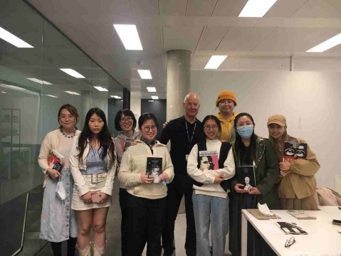 2022年，克里莫夫斯基主持RCA白城校区视觉叙事工作坊结束后与学员合影
