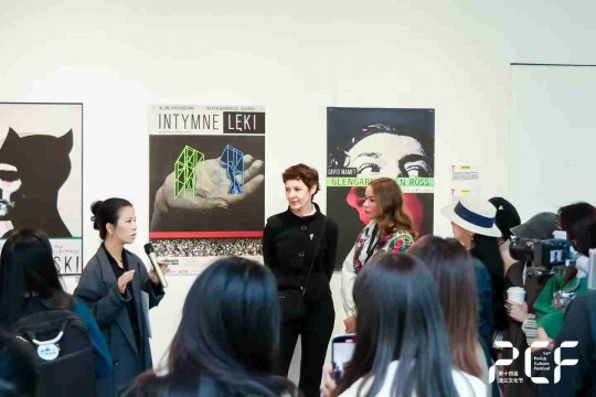 桂湖美术馆艺术总监张芳与波兹南国家博物馆海报与平面部门策展人安娜·格拉波夫斯卡-康文特为观众导览
