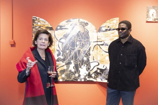 艺术8创始人佳玥（Christine Cayol）与艺术家阿苏库·阿凯在开幕现场

&nbsp;
