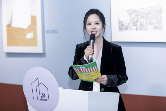 《形色之间》开幕现场，1905文化创意园创始人徐比莉致辞
