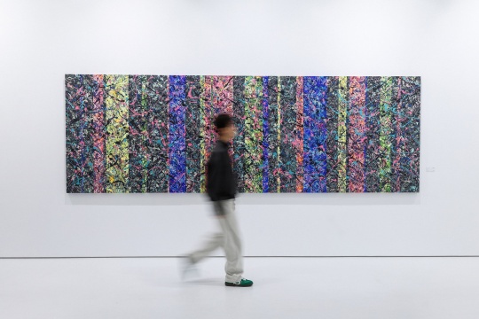 画屏艺术空间新展启幕，在范江的“问时”中感知时间与生命的艺术对话