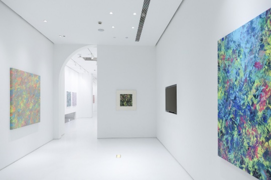 画屏艺术空间新展启幕，在范江的“问时”中感知时间与生命的艺术对话