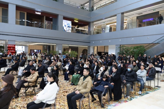 画屏艺术空间新展启幕，在范江的“问时”中感知时间与生命的艺术对话