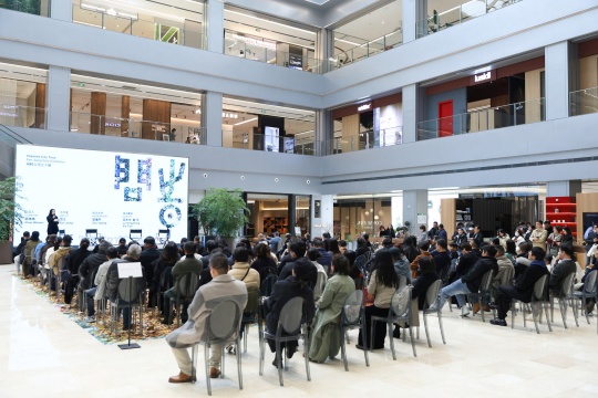 画屏艺术空间新展启幕，在范江的“问时”中感知时间与生命的艺术对话