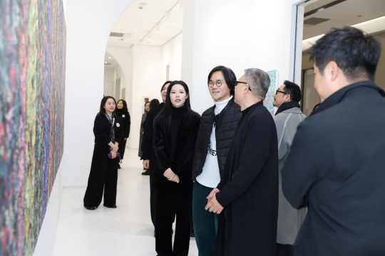 画屏艺术空间新展启幕，在范江的“问时”中感知时间与生命的艺术对话