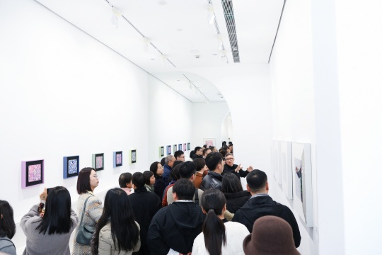 画屏艺术空间新展启幕，在范江的“问时”中感知时间与生命的艺术对话