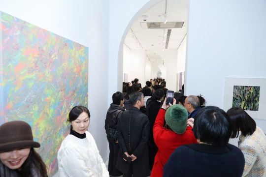 画屏艺术空间新展启幕，在范江的“问时”中感知时间与生命的艺术对话