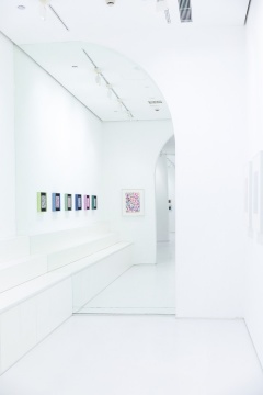 画屏艺术空间新展启幕，在范江的“问时”中感知时间与生命的艺术对话