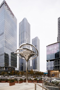 王光旺，《时光之迹》，2025，不锈钢、伺服电机
