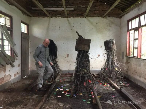 2017年孔德林带荷兰艺术家托恩（Ton Zwerver）去看巫高。托恩回荷兰后念念不忘，第二年申请了蒙德里安艺术基金会赞助，2018年再次来巫高村，并又扩宽到邻村