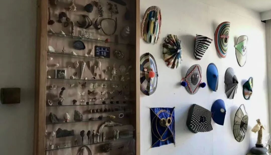 托恩将巫高村的门牌带回荷兰，挂在自己工作室
