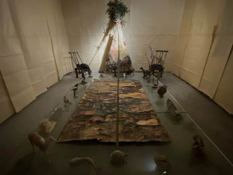 巡境、秘密通道……

孔德林

装置（半山梁峰寺竹、玻璃、纸上作品、玉扣纸）

尺寸可变

2025（纸上作品2010）
