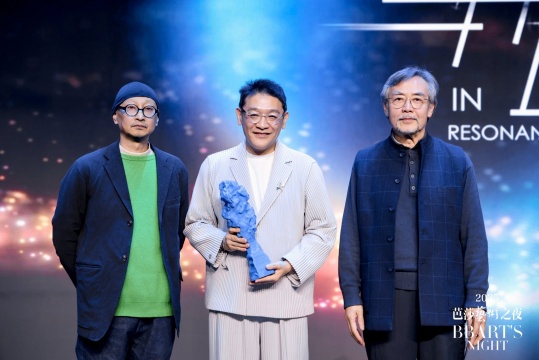 艺术与科幻的巅峰对话：贾伟KK荣获芭莎艺术大奖，作品《涅槃》获卡梅隆盛赞！