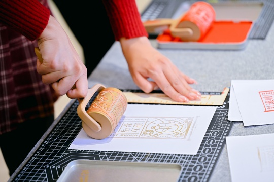 中央美术学院版画系师生百人联展《瑞马盈祥》——丙午马年贺年小版画展开幕式于广州沙面AIO举行