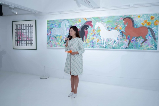 凤凰卫视资深主持人杨舒主持展览开幕式
