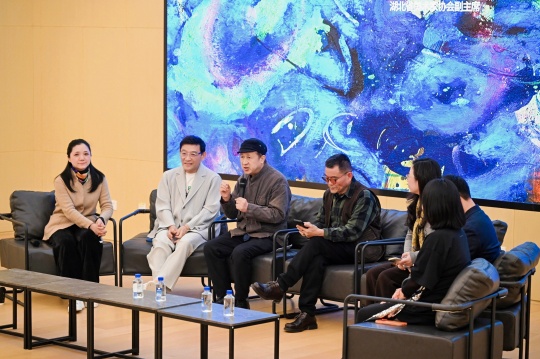 论坛现场
左起：资深媒体人、ArtPro媒体合伙人谢慕，艺术家贾伟KK，策展人、合美术馆执行馆长鲁虹，湖北美术馆艺术总监傅中望，湖北美术学院艺术人文学院院长陈晶，华中师范大学美术学院院长郑达，策展人毛秀
