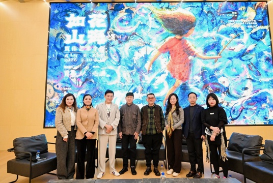 开幕论坛合影
左起：执行策展人詹新，ArtPro媒体合伙人谢慕，艺术家贾伟KK，策展人、合美术馆执行馆长鲁虹，湖北美术馆艺术总监傅中望，湖北美术学院艺术人文学院院长陈晶，华中师范大学美术学院院长郑达，策展人、花间集联合创始人毛秀

