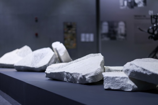 《“书非书”系列作品:沉思》2021　装置(宣纸、纸浆、综合材料)　1050cmx200cmx100cm