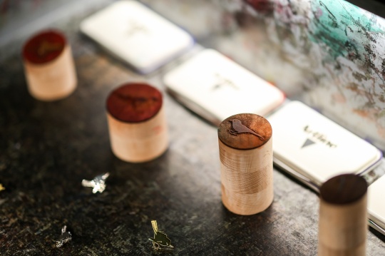 《百乌图迹》2023　装置(金属、玉石、木头)　多种尺寸
