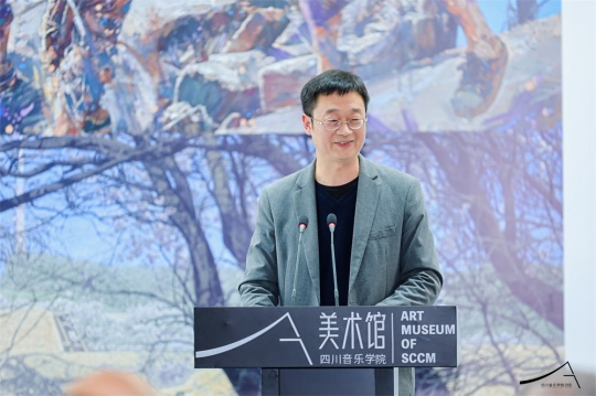 四川音乐学院成都美术学院党委书记贺阳主持开幕式
